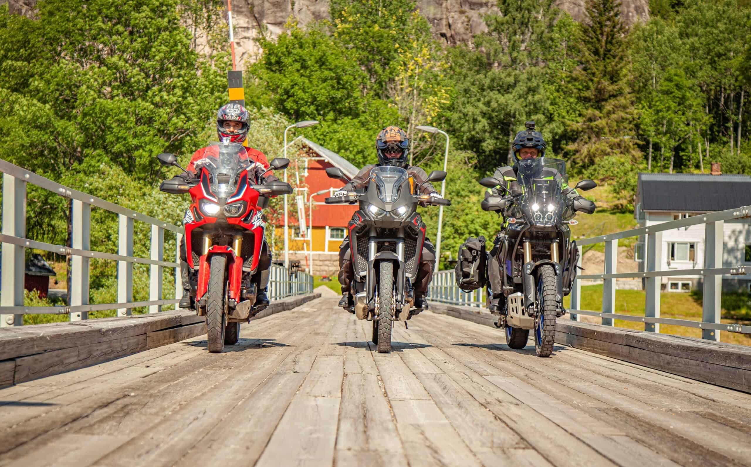 3 motorsyklister på hub riding med de historiske